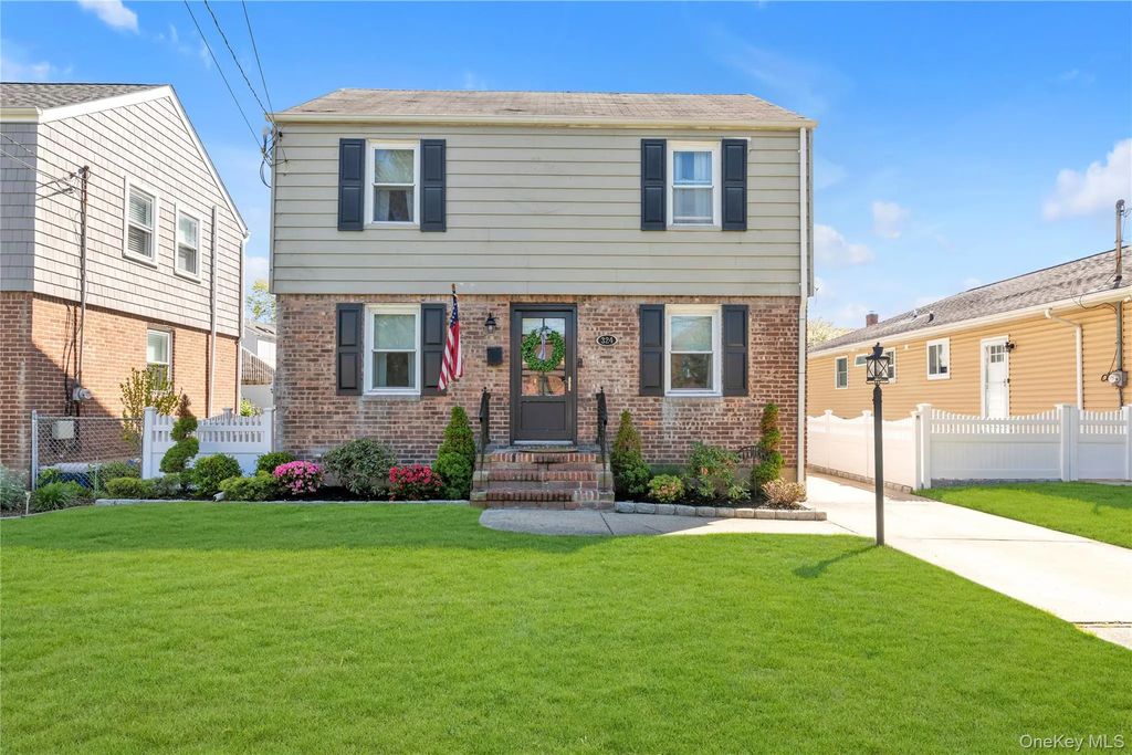 324 Beebe Road, Mineola