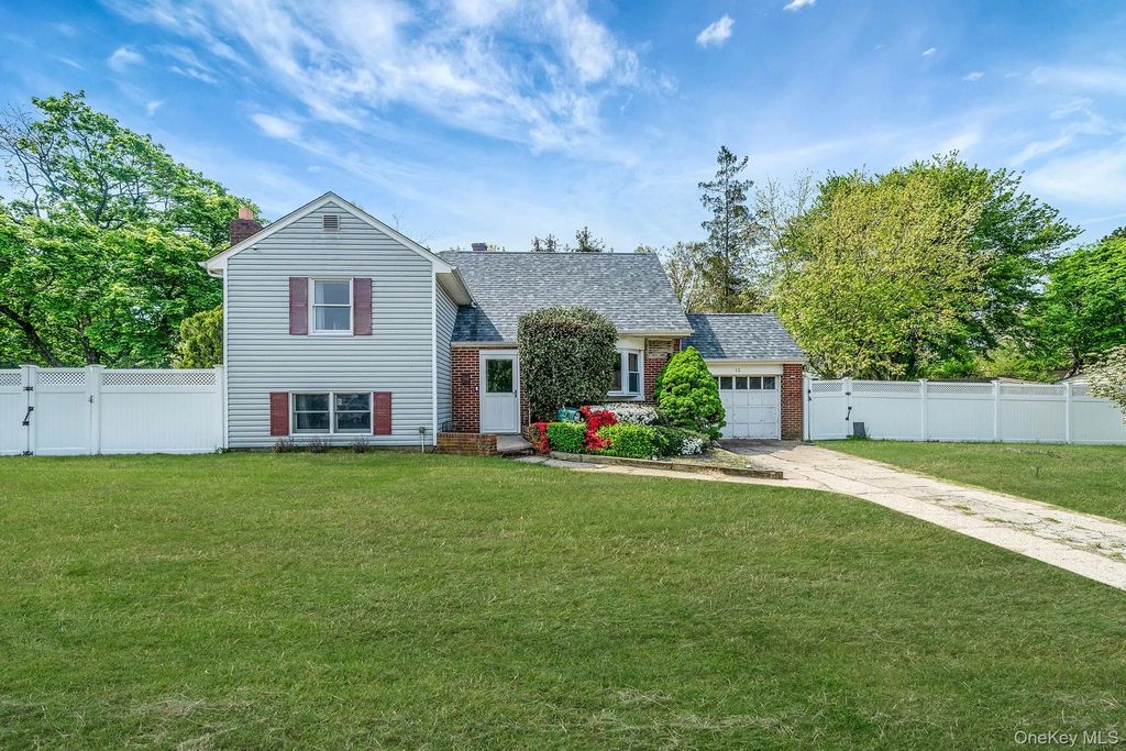 52 Garden Lane, Centereach