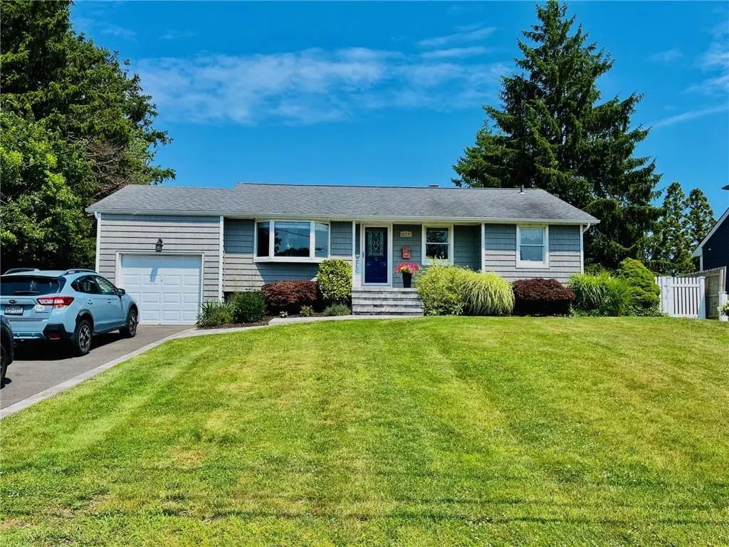 80 Udalia Court, West Islip