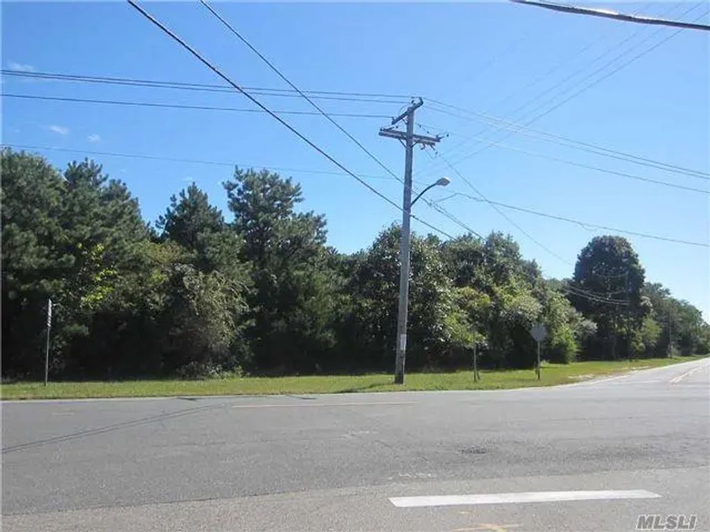 83 Montauk Highway, Westhampton