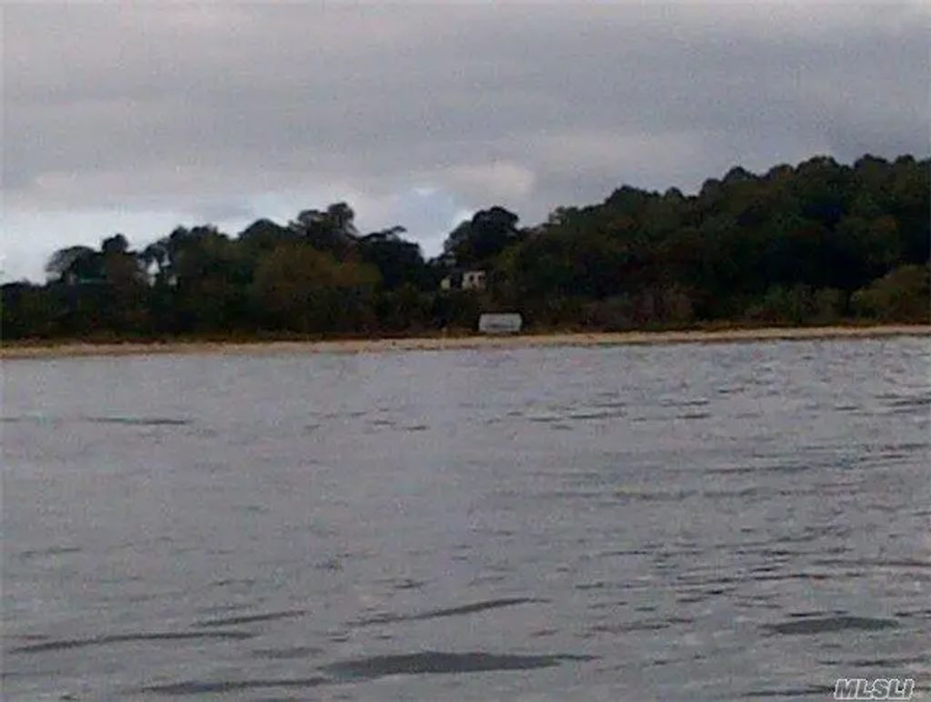223 Beach Road, Centre Island