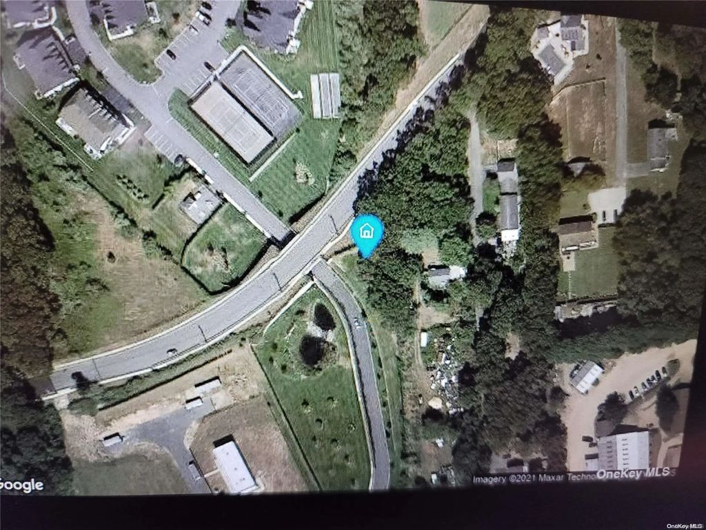 222 Country Road, Medford