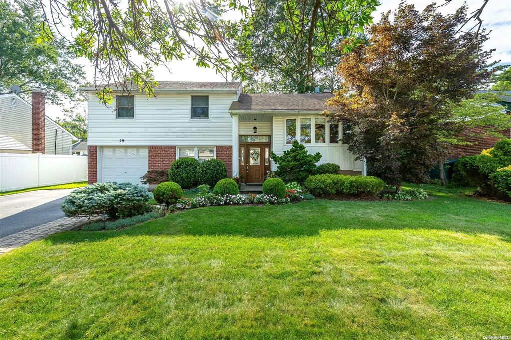 29 Roberta Lane, Syosset
