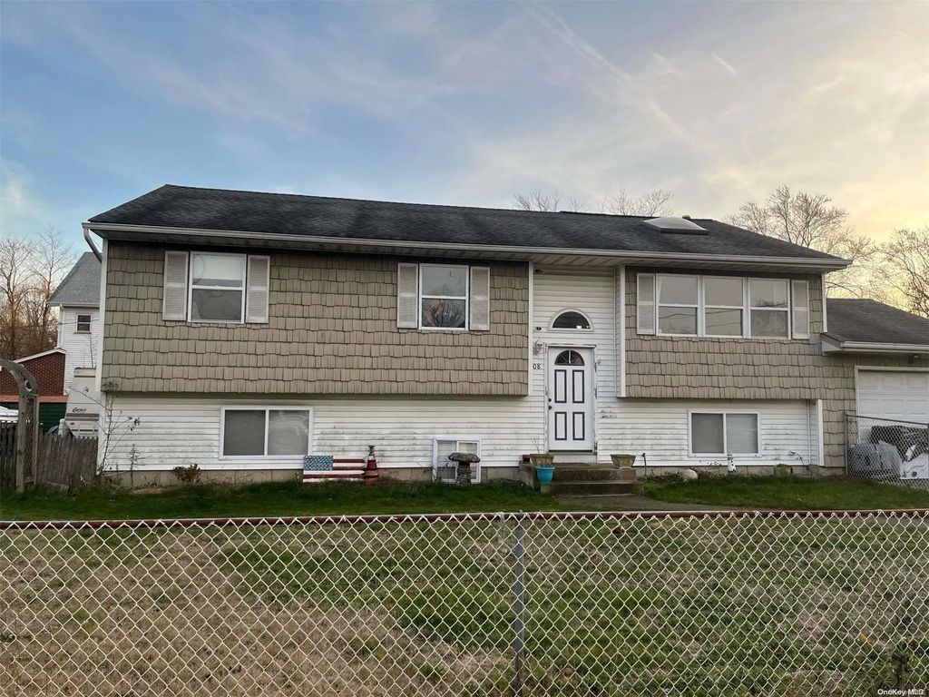 308 Daly Place, Copiague