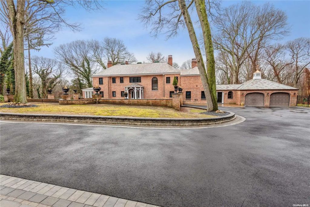 12 Hemlock Court, Laurel Hollow
