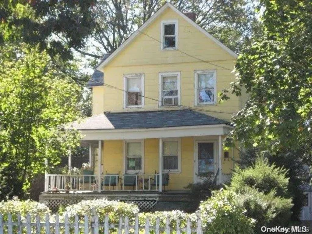 88 Steamboat Road, Great Neck