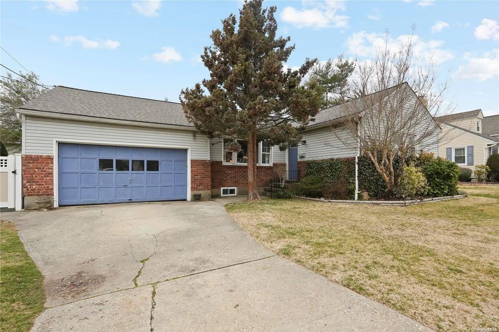 27 W Woodbine Drive, Freeport
