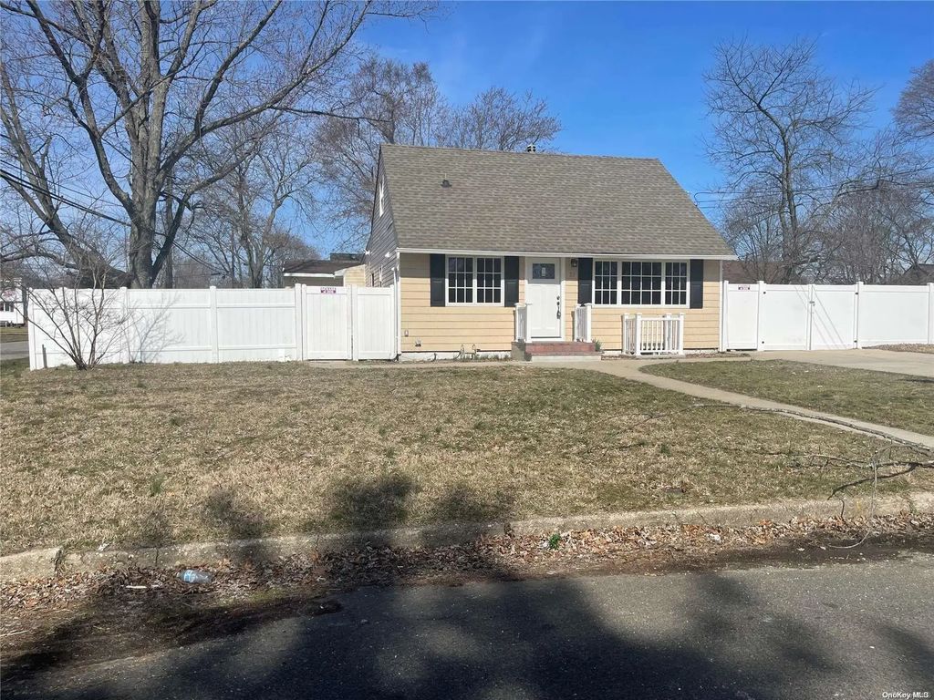 21 E Walnut Street, Central Islip