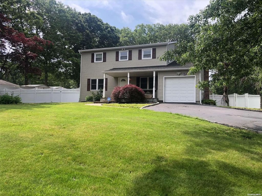 52 W Woodside Avenue, Patchogue