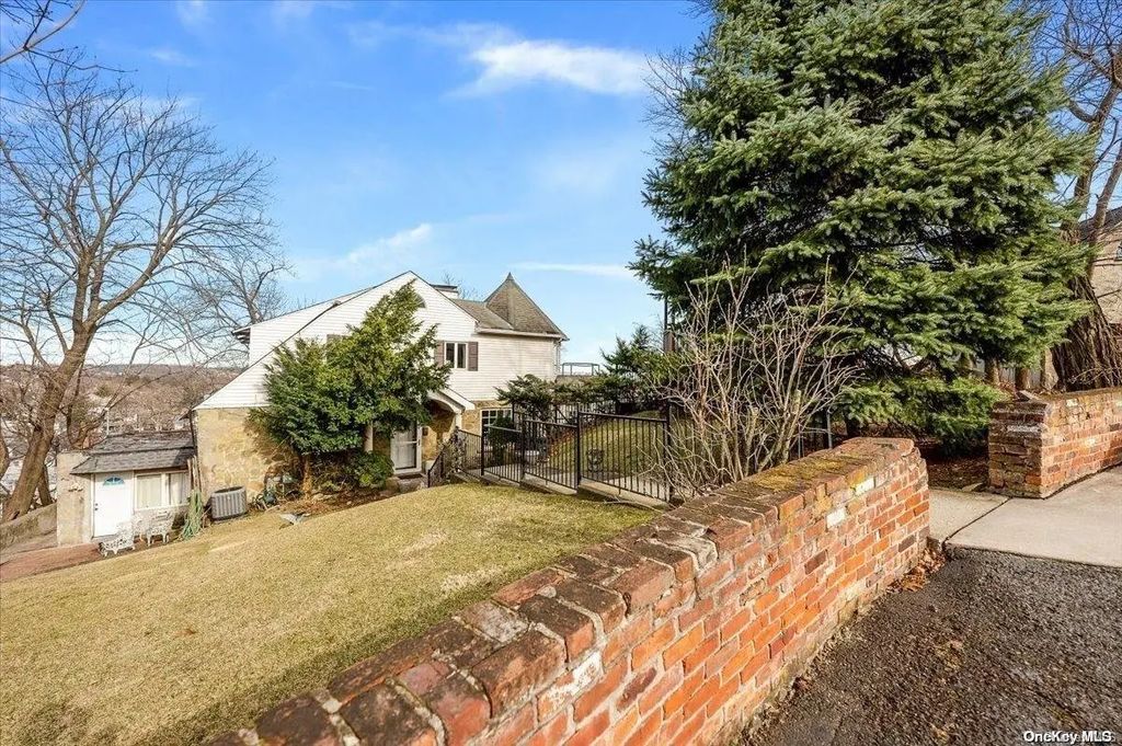 45 East Loop Road, Staten Island