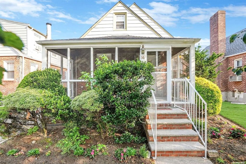 36 Greenwood Pl, Valley Stream
