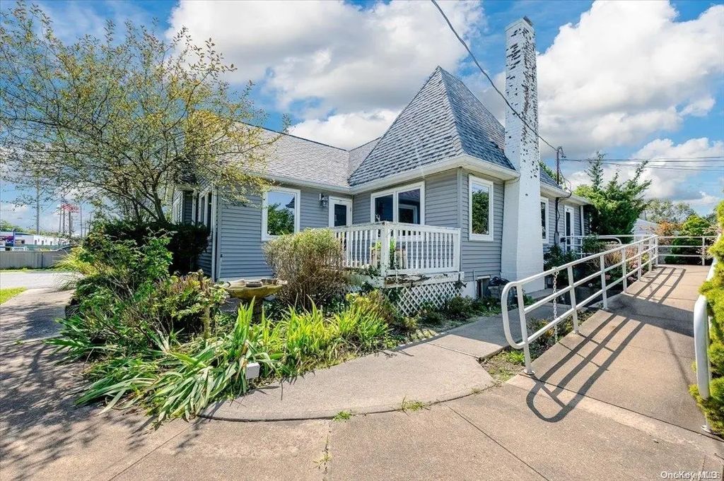 800 Montauk Highway, West Islip