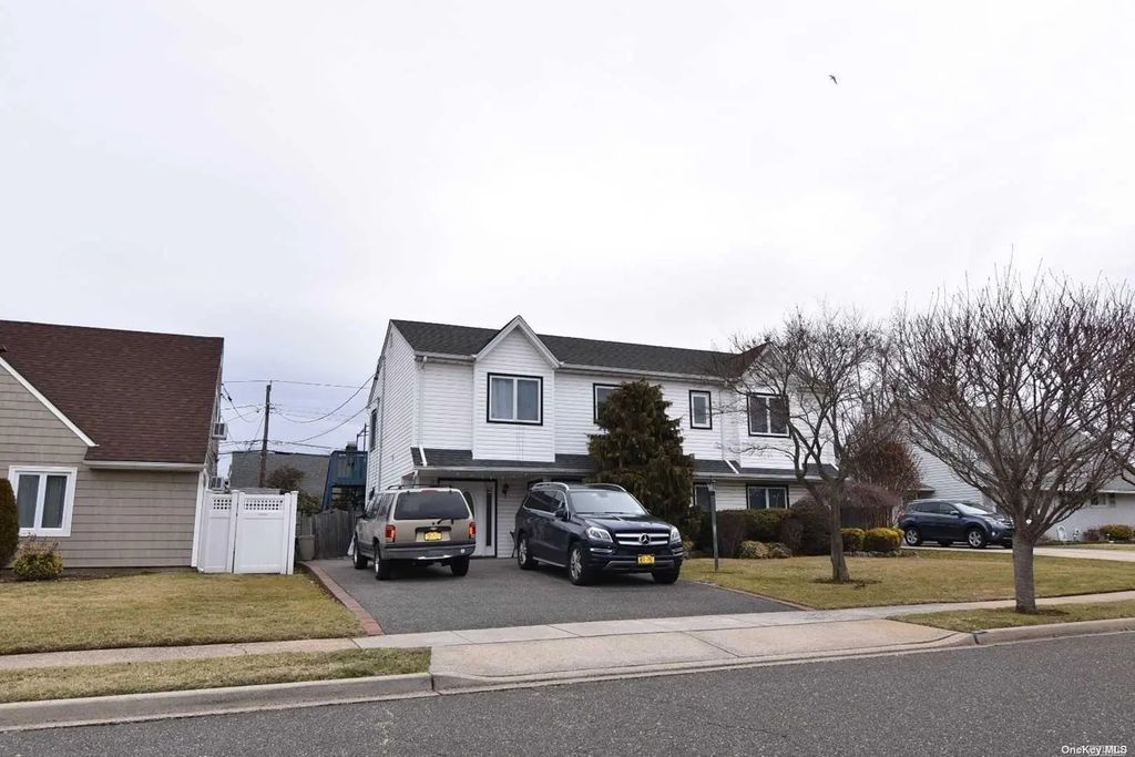 86 Weaving Lane, Wantagh