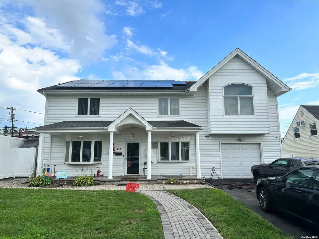 43 Crag Lane, Levittown