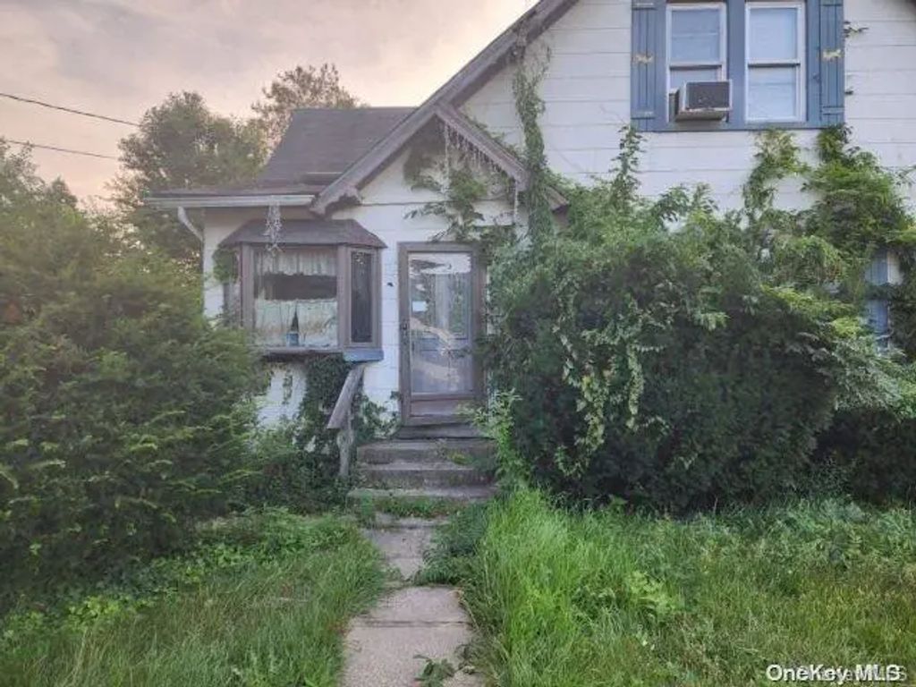 147 S 6th Street, Lindenhurst