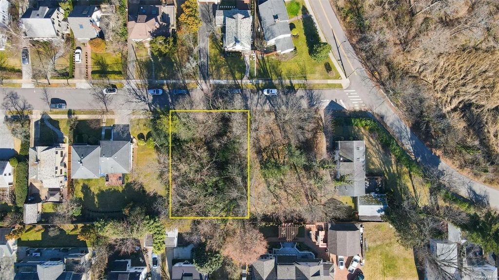 340 Warwick Avenue, Douglaston