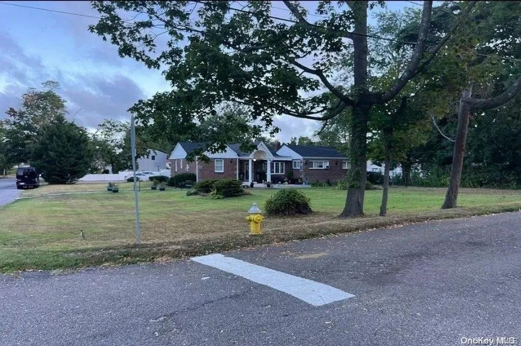 38 Hilltop Lane, Wheatley Heights