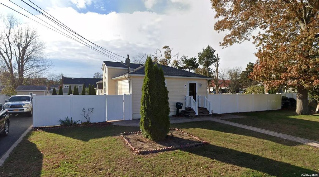 551 S 7th Street, Lindenhurst