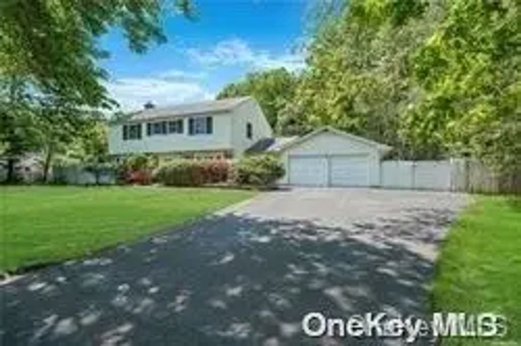 16 Seabrook Lane, Stony Brook