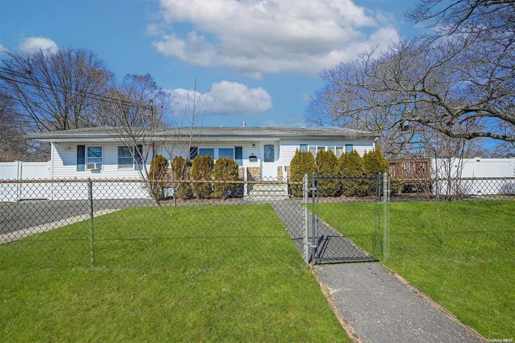 39 E Walnut Street, Central Islip