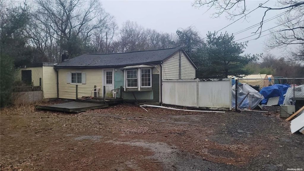222 Country Road, Medford