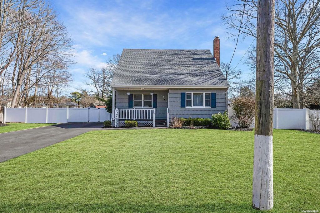 19 Wards Lane, Bellport