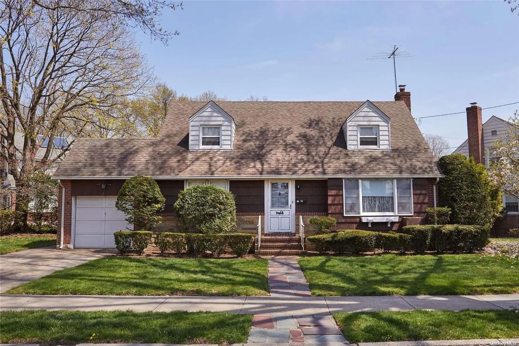 77 Floral Parkway, Floral Park