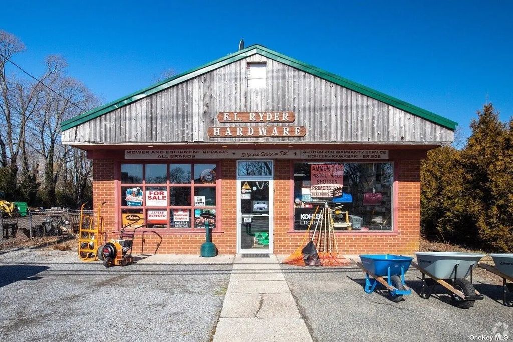 494 Montauk Highway, East Quogue