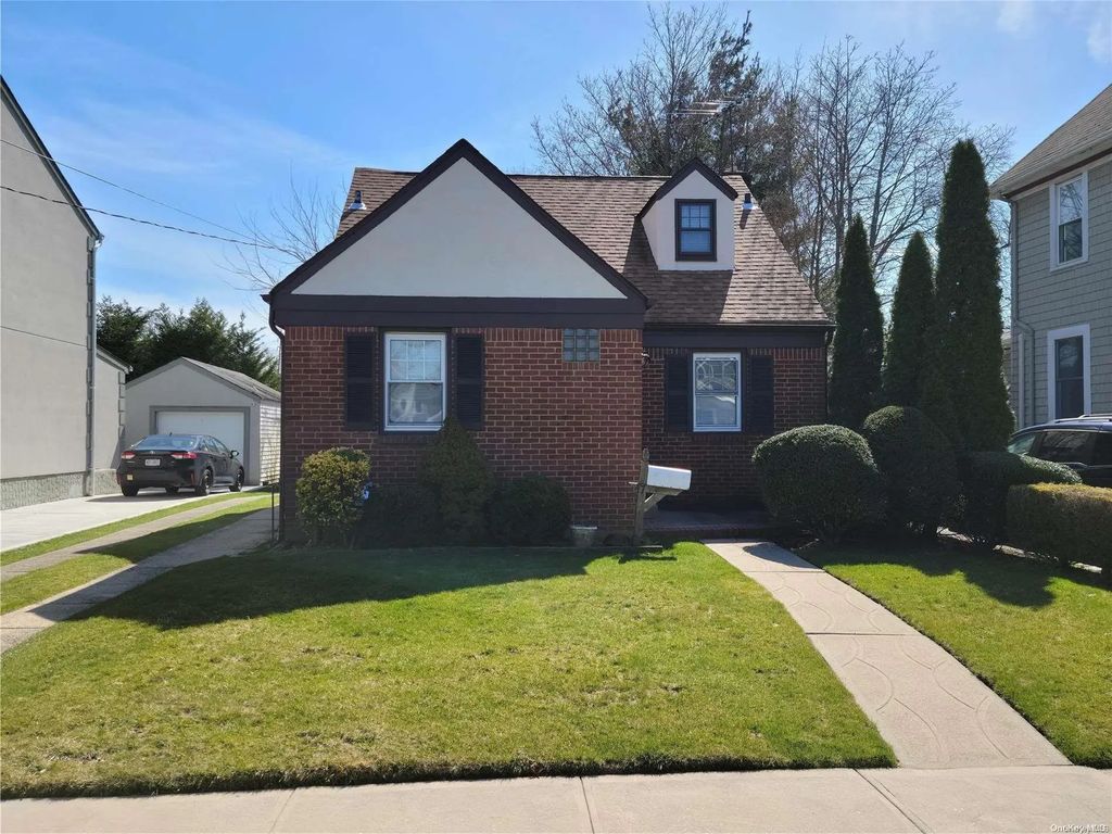 47 Gates Avenue, Malverne