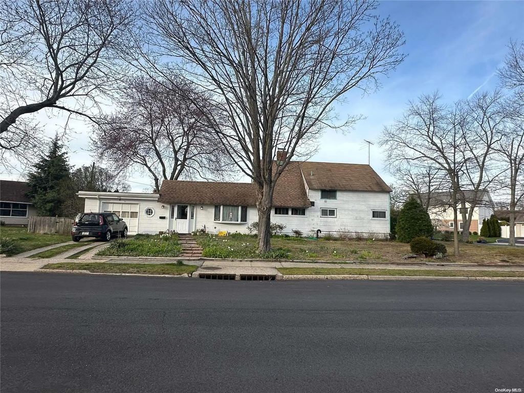 146 S Cypress Lane, Westbury