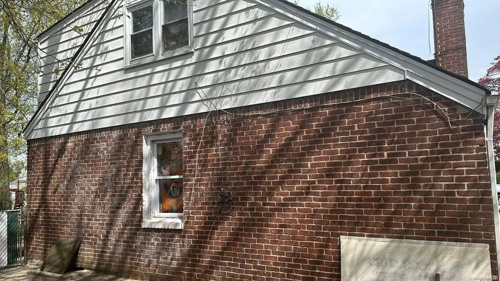 712 Campus Street, Uniondale