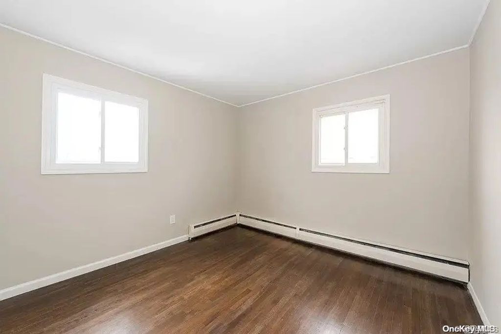587 S Bayview Avenue, Freeport