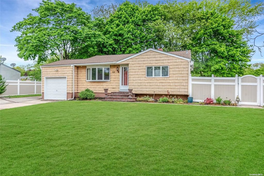 815 Americus Avenue, East Patchogue