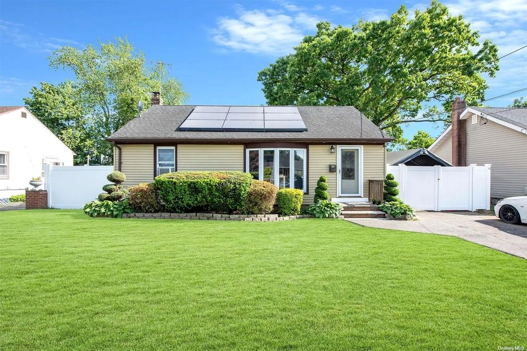 112 E Booker Avenue, Wyandanch