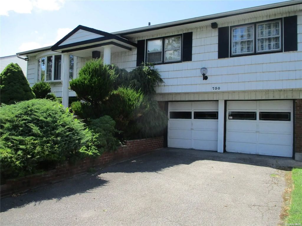 750 University Street, North Woodmere