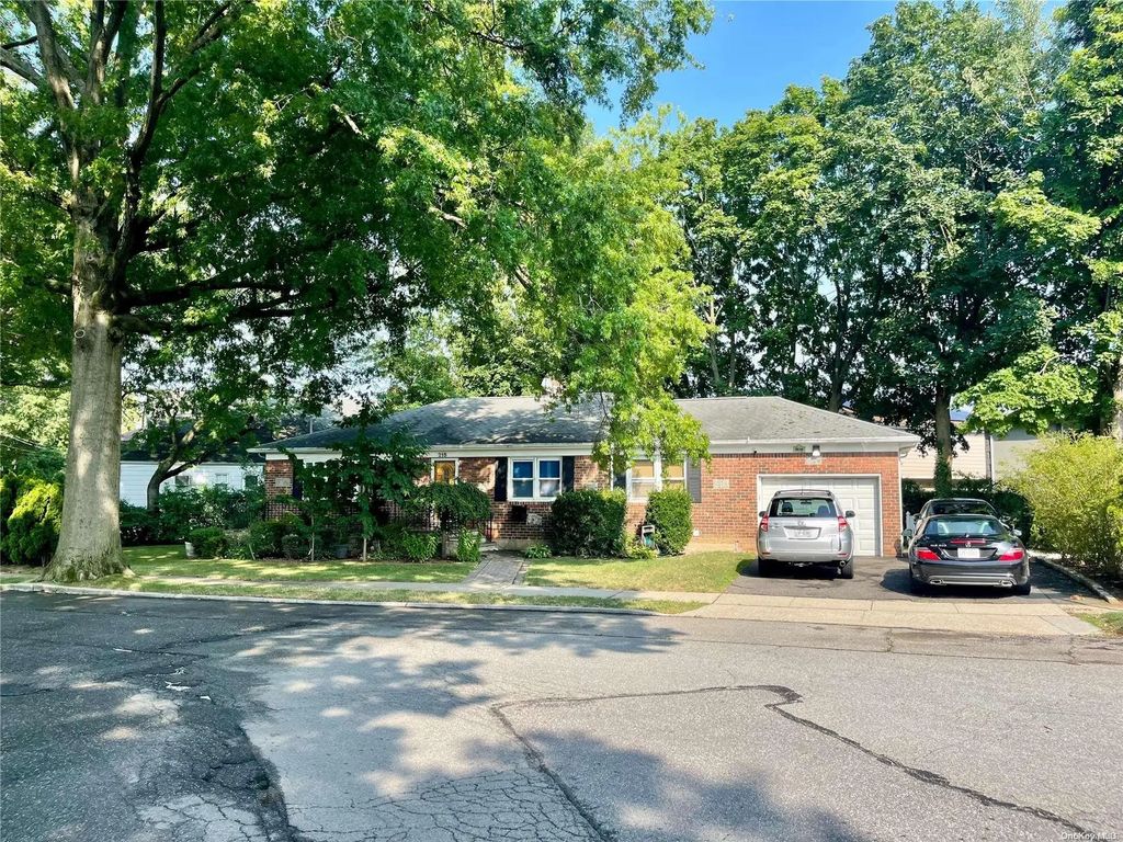 215 W Poplar Street, Floral Park