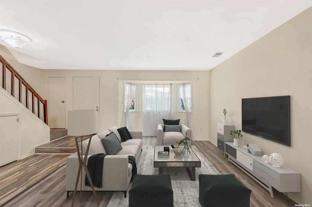 22 Sunhollow Court # 22, Deer Park