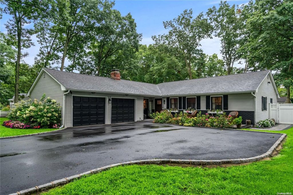 8 Balfour Lane, Stony Brook