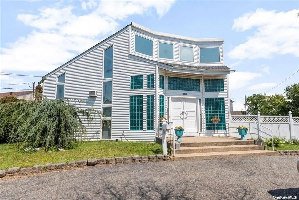356 Granada Parkway, Lindenhurst