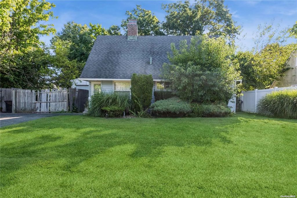 48 Bloomingdale Road, Levittown