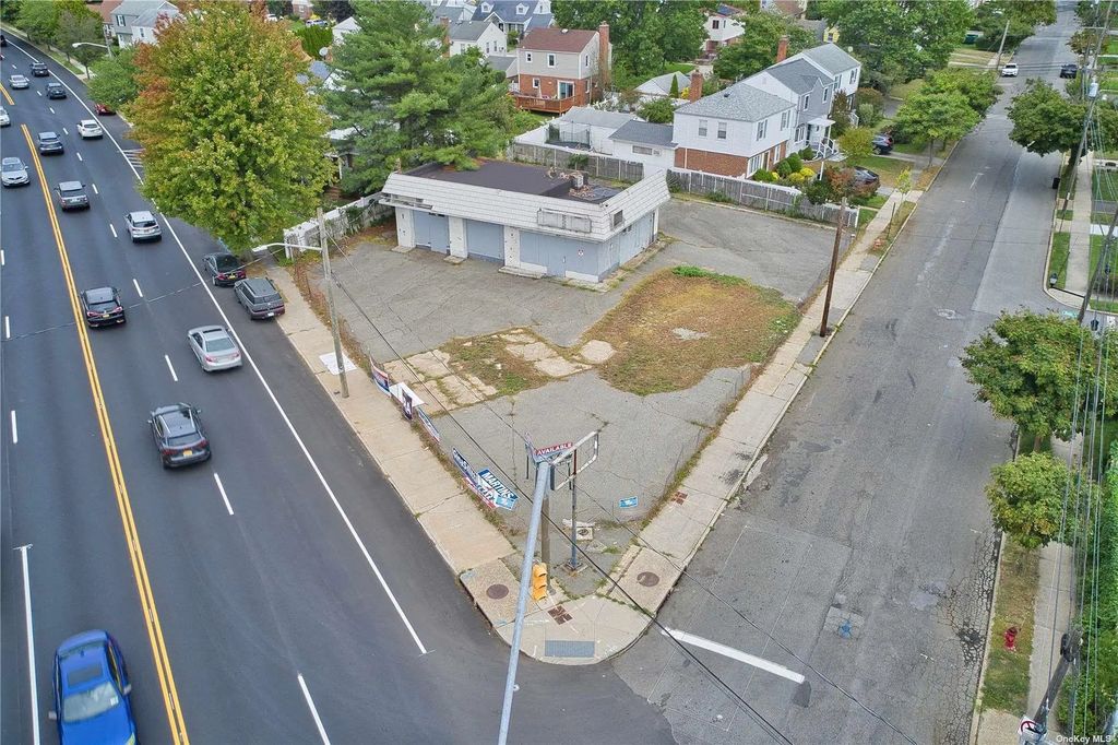 400 Herricks Road, Mineola
