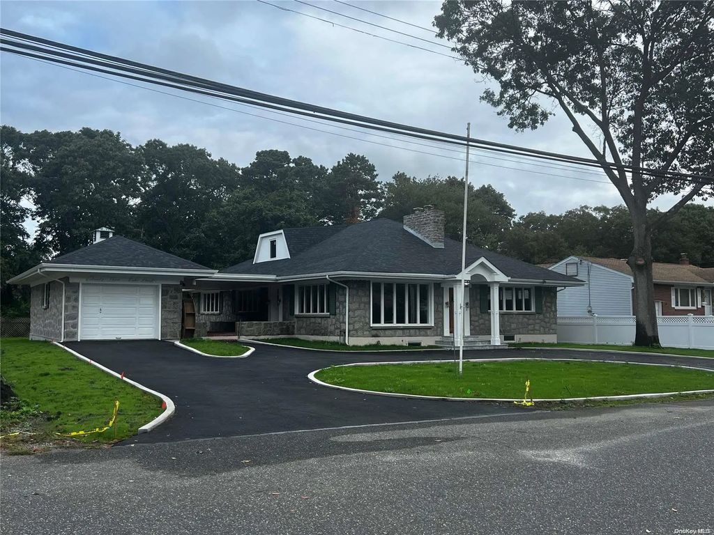 93 Lake Street, Islip