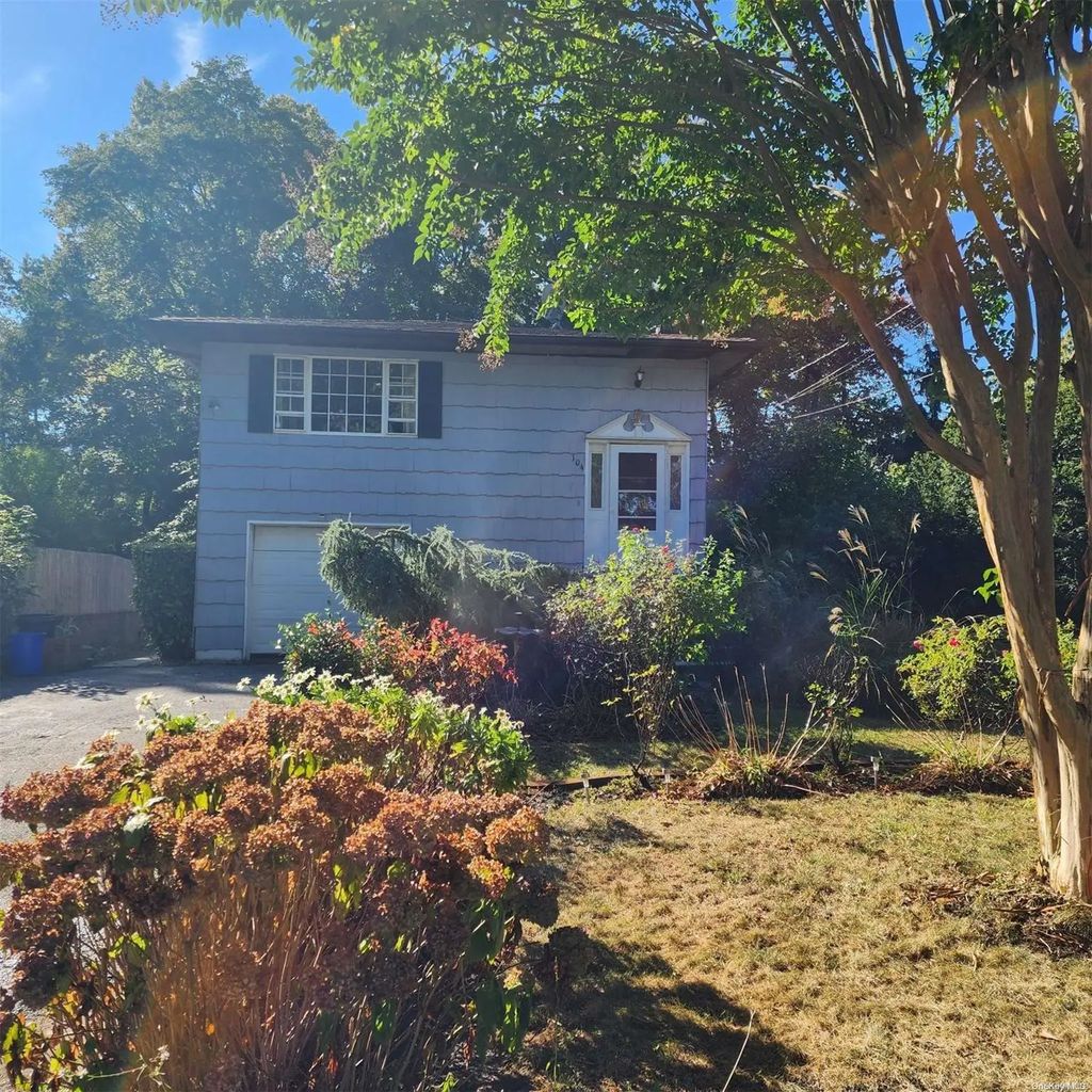 104 Frederick Avenue, Babylon