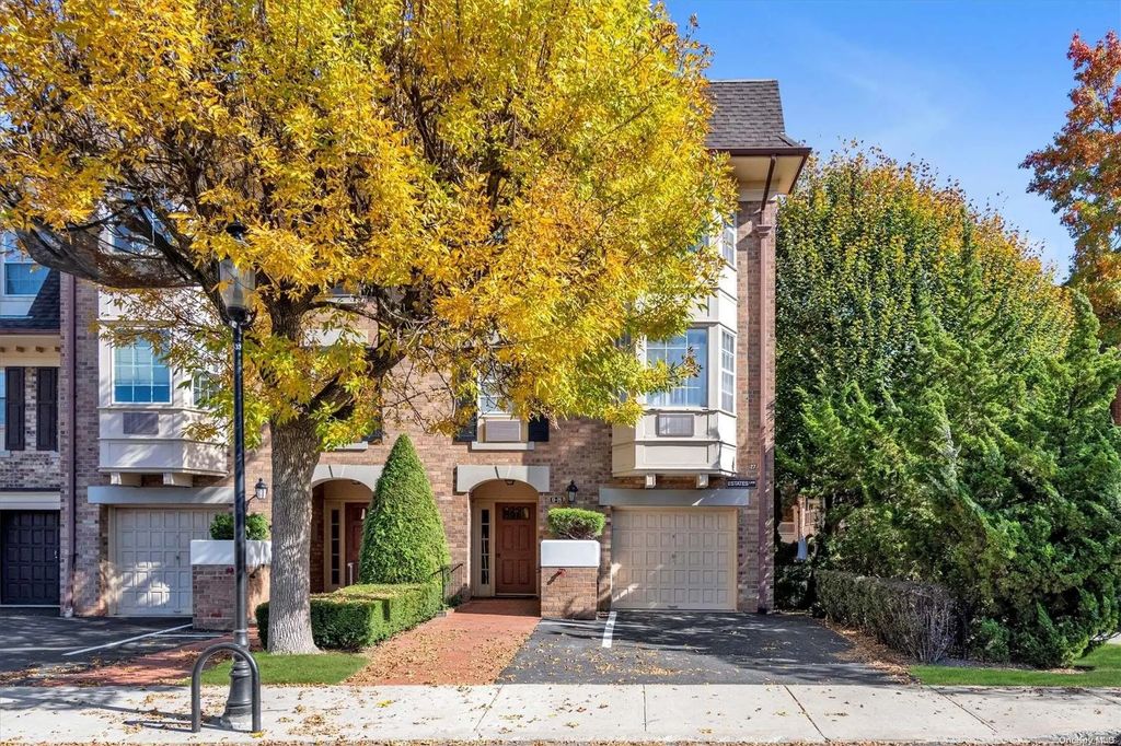 13-25 Estates Lane # 3f, Bayside