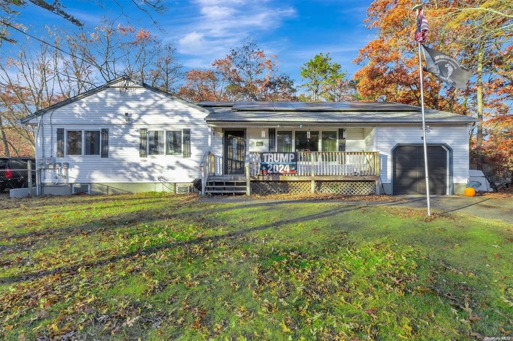 25 Sweetbriar Drive, Mastic
