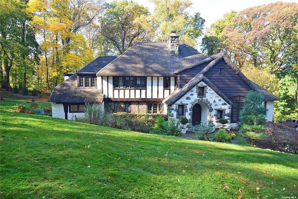 539 Manhasset Woods Road, Manhasset