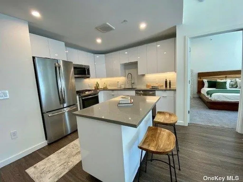 116 Searing Avenue Ph410, Mineola