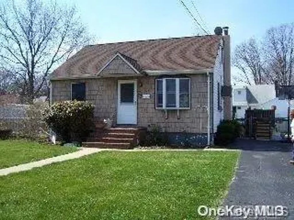 247 N Greene Avenue, Lindenhurst