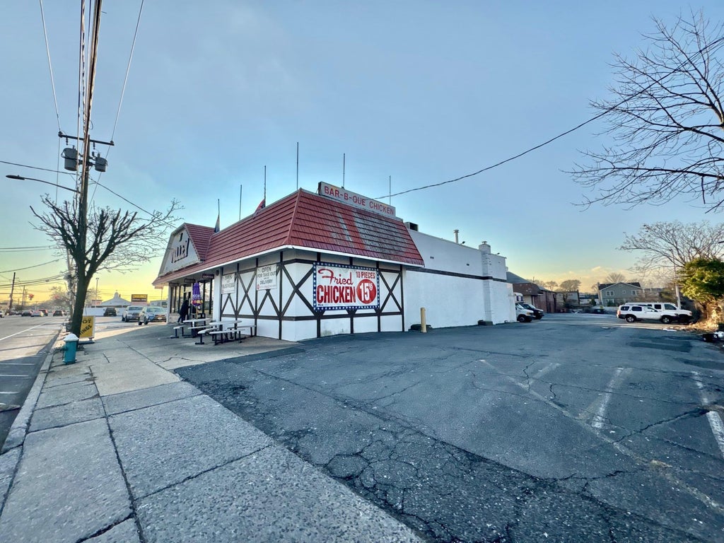 13 of 48 - 560 Franklin Avenue, Franklin Square, NY