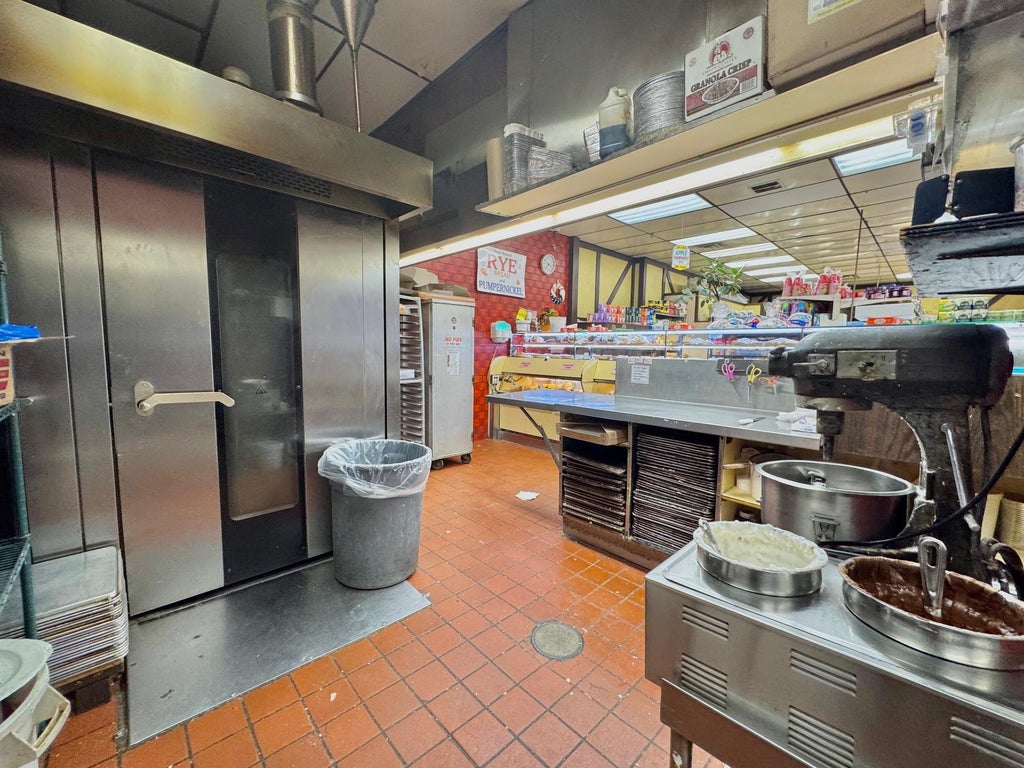 21 of 48 - 560 Franklin Avenue, Franklin Square, NY